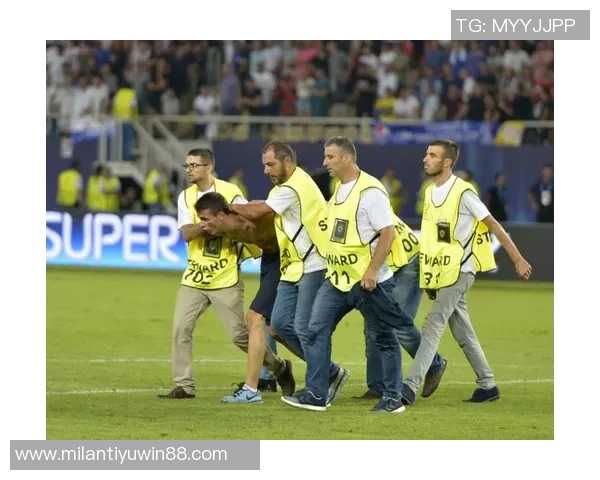 比甲比赛因球迷投掷水杯击中主裁在第87分钟意外中止引发热议